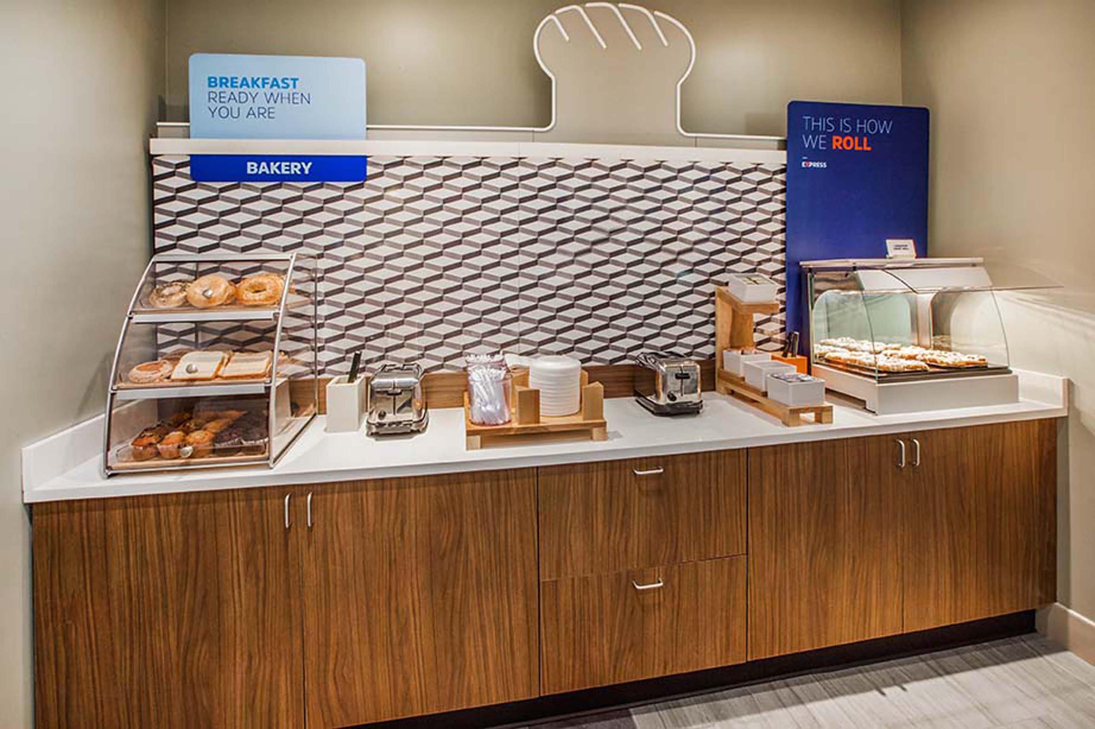 Holiday Inn Express Hotel & Suites Minot South By Ihg Buitenkant foto