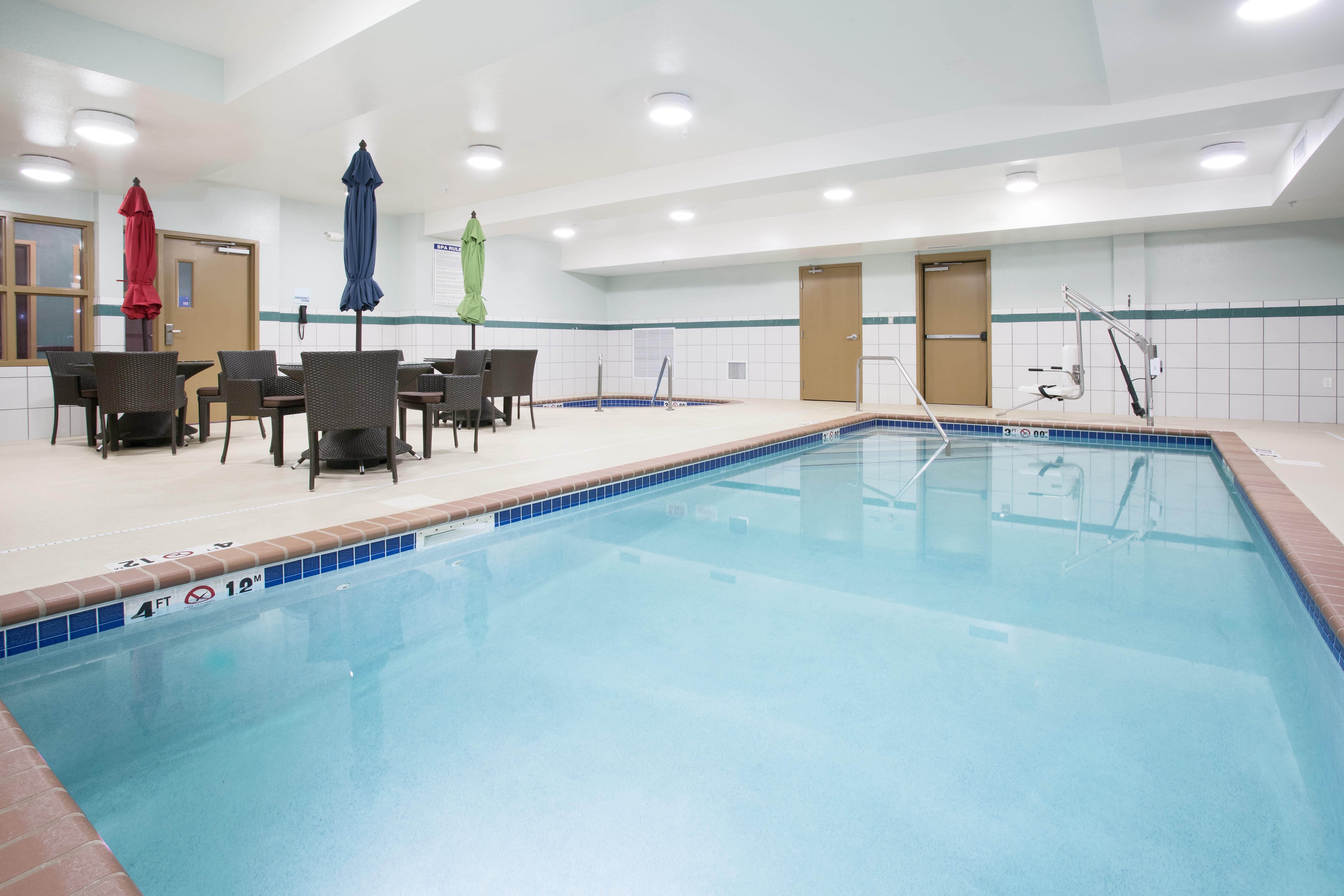 Holiday Inn Express Hotel & Suites Minot South By Ihg Buitenkant foto