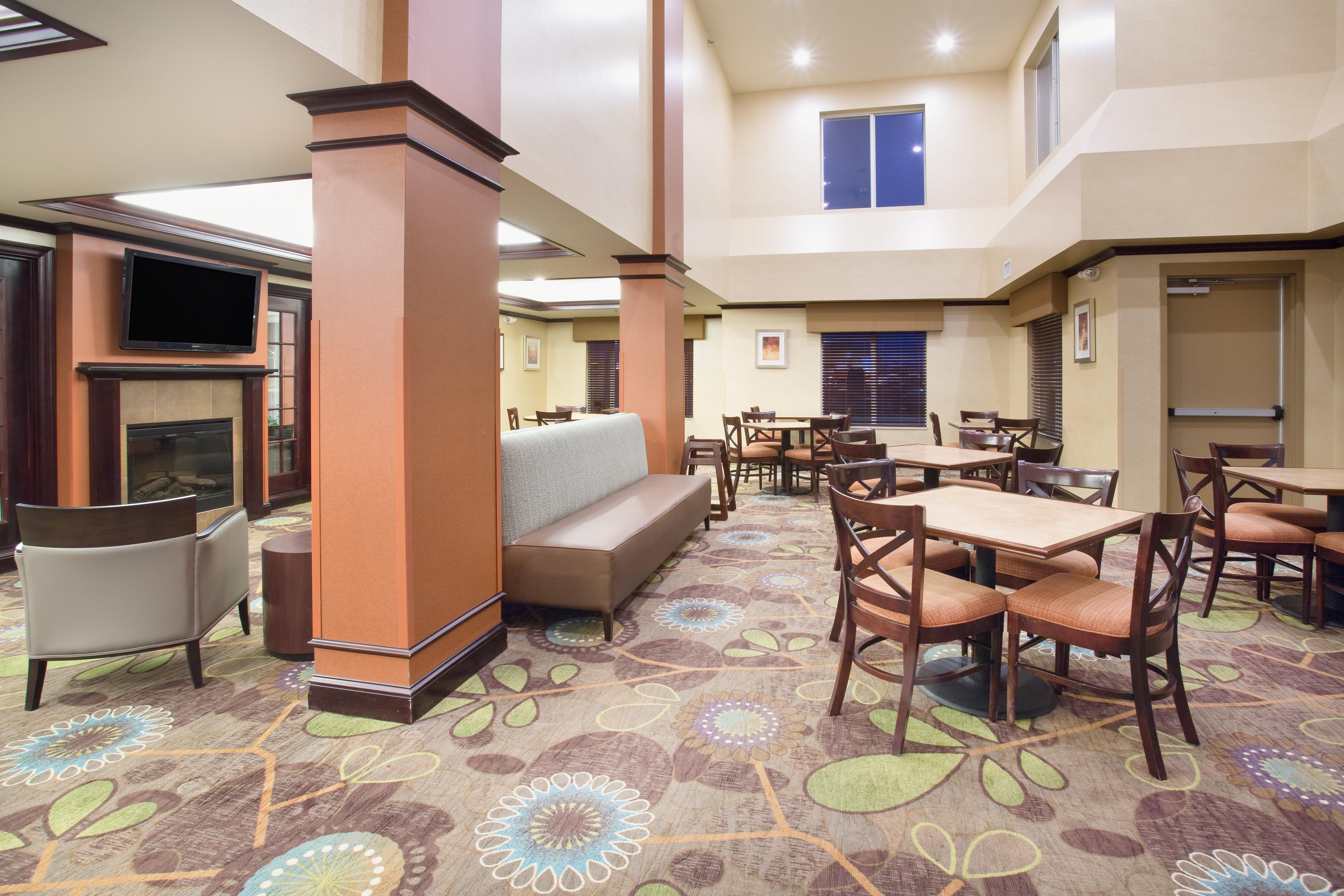 Holiday Inn Express Hotel & Suites Minot South By Ihg Buitenkant foto
